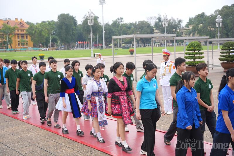 Các em học sinh dân tộc thiểu số trong trang phục truyền thống rạng rỡ, cùng đoàn viên thanh niên phường Vĩnh Hưng hội tụ về Quảng trường Ba Đình lịch sử.