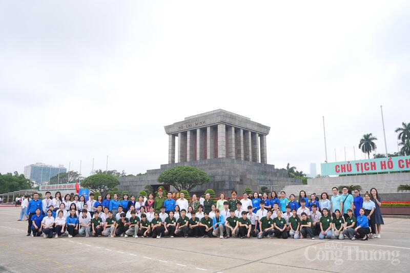 Dưới chân cột cờ Ba Đình lịch sử, thế hệ trẻ phường Vĩnh Hưng tự hào ôn lại truyền thống vẻ vang 95 năm của Đoàn Thanh niên Cộng sản Hồ Chí Minh, khẳng định vai trò xung kích của tuổi trẻ trong công cuộc xây dựng và bảo vệ Tổ quốc.