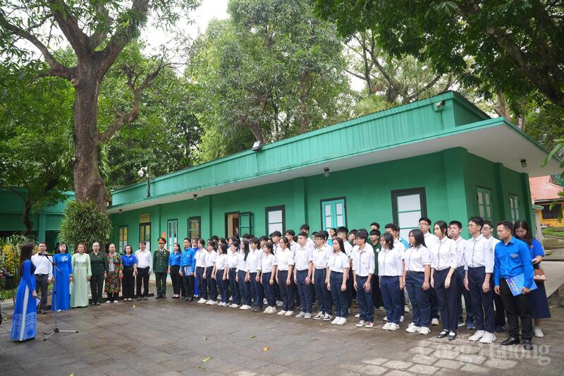 Nghi lễ chào cờ diễn ra trong không khí trang nghiêm và xúc động. Dưới gốc muỗm đại thụ gần 100 năm tuổi, lời Quốc ca và Đoàn ca vang lên, thể hiện lòng yêu nước và lý tưởng cách mạng sục sôi của thế hệ trẻ trước nơi Bác Hồ từng sống và làm việc những năm tháng cuối đời.