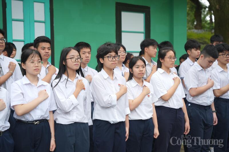 Ánh mắt sáng ngời, đầy tự hào của các em học sinh khi chính thức trở thành đoàn viên Đoàn Thanh niên Cộng sản Hồ Chí Minh.