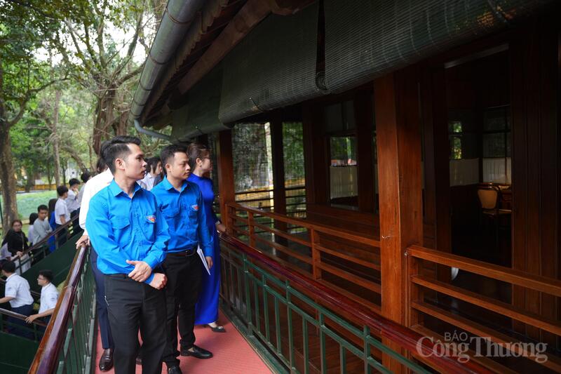 Trong không gian tĩnh lặng và xanh ngát của Khu di tích Phủ Chủ tịch, các đoàn viên thanh niên phường Vĩnh Hưng thành kính thăm quan Nhà sàn Bác Hồ và chiêm ngưỡng những tư liệu, hình ảnh quý giá về cuộc đời hoạt động cách mạng của Người.