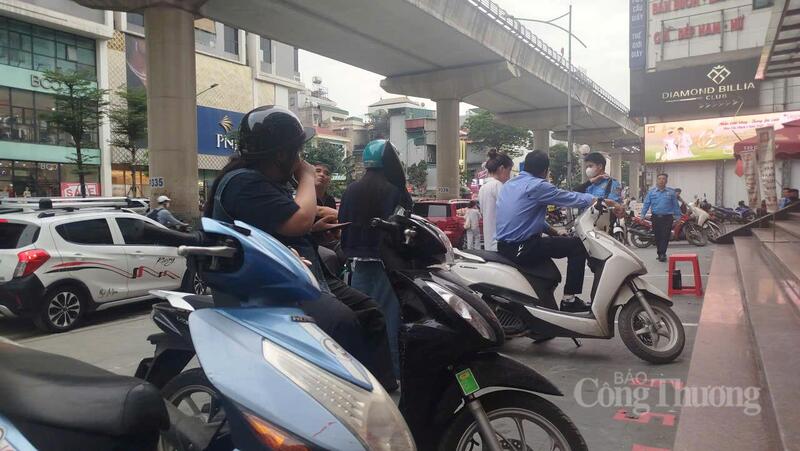 Công an xuất hiện tại 3 cửa hàng vàng Bảo Tín Minh Châu ở Hà Nội - 4