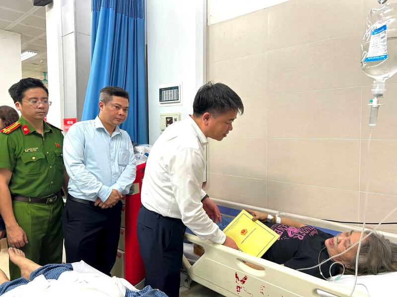 Lãnh đạo UBND phường Hoàng Mai đến thăm hỏi các nạn trong trong vụ cháy. Ảnh: Trần Oanh