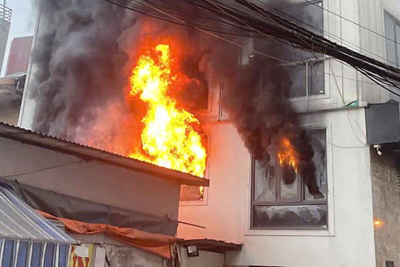 Lửa bốc cháy dữ dội tại khu vực tầng 2 của ngôi nhà. Ảnh: Tiến Tùng