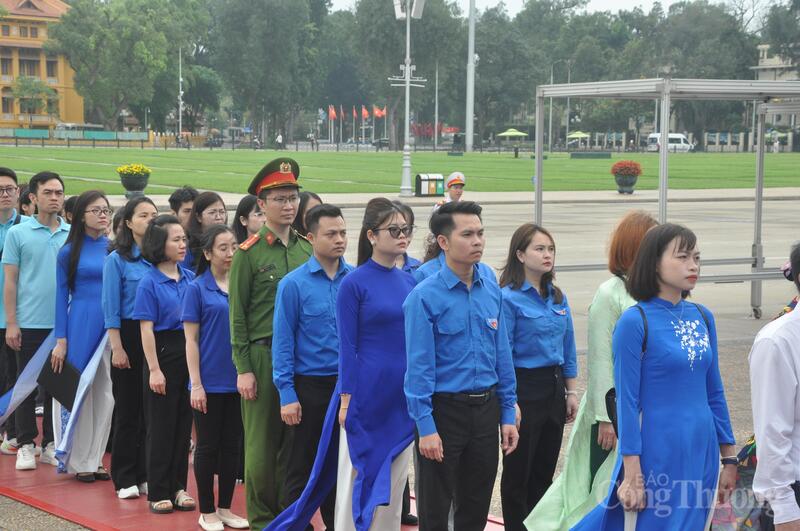 Trong không khí trang nghiêm của Tháng Thanh niên, đoàn đại biểu phường Vĩnh Hưng với sự tham gia của lãnh đạo địa phương, Hội Cựu chiến binh và các bạn đoàn viên, thanh niên thành kính xếp hàng tiến vào Lăng viếng Chủ tịch Hồ Chí Minh.