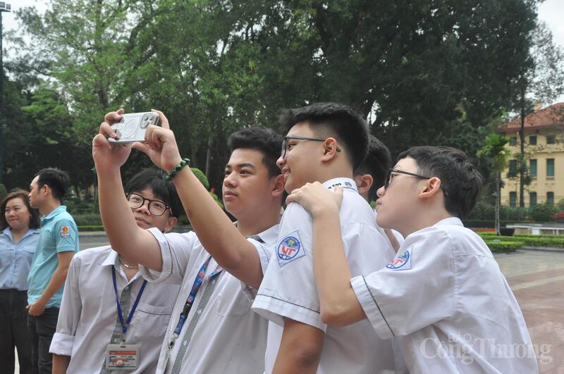 Các em học sinh không khỏi ngỡ ngàng và thích thú khi được thăm quan Khu di tích Phủ Chủ tịch.