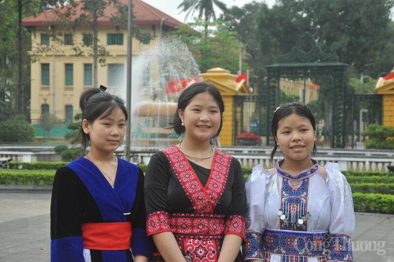 Niềm vui rạng ngời của các em học sinh dân tộc thiểu số trong lần đầu được về Thủ đô, đứng trước Quảng trường Ba Đình lịch sử.