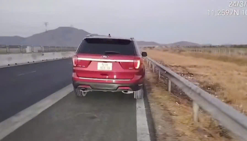 Trường hợp xe ô tô vi phạm dừng đỗ trên cao tốc. Ảnh: Cục Cảnh sát giao thông