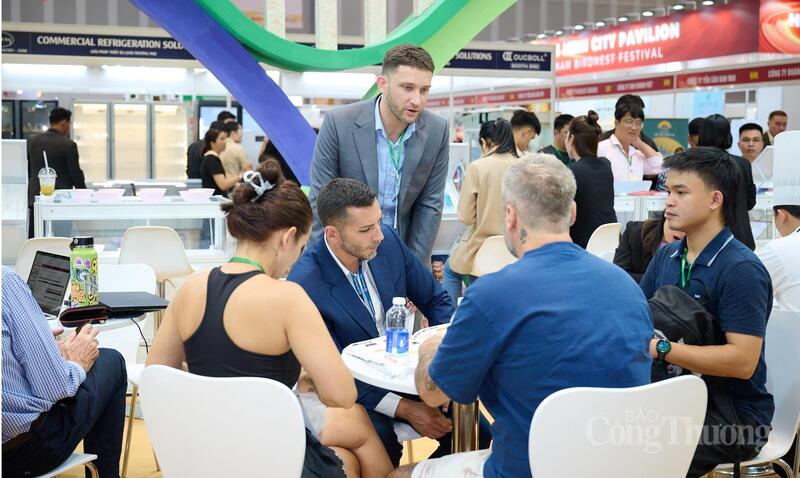 Các hoạt động B2B giữa các doanh nghiệp diễn ra sôi nổi.