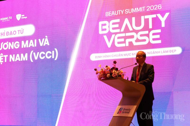 Ông Hoàng Quang Phòng, Phó Chủ tịch Liên đoàn Thương mại và Công nghiệp Việt Nam (VCCI) phát biểu tại họp báo Beauty Summit 2026. Ảnh: Bảo Thoa