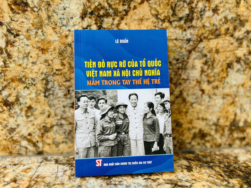 Sách "Tiền đồ rực rỡ của Tổ quốc Việt Nam xã hội chủ nghĩa nằm trong tay thế hệ trẻ".