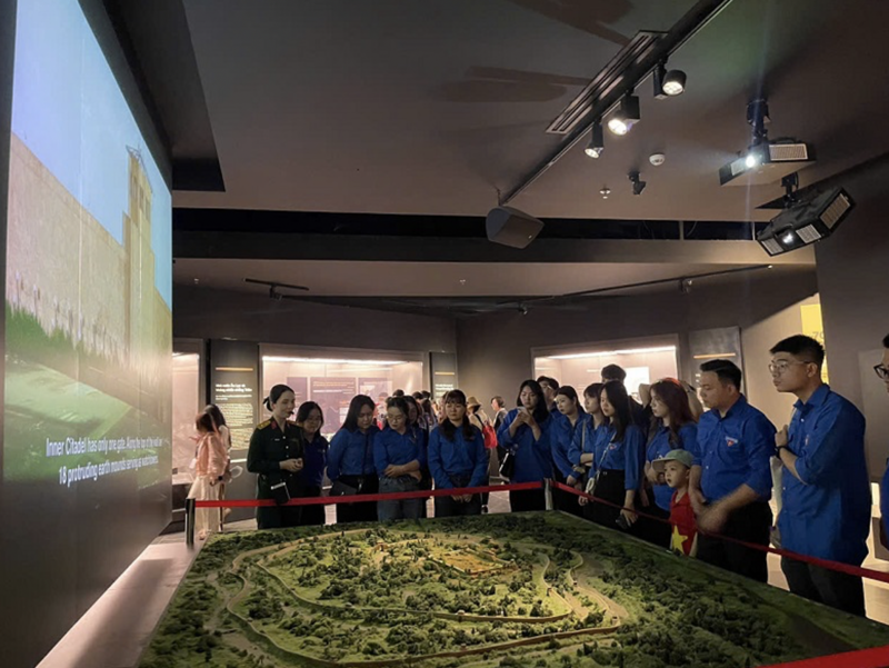 Đoàn viên, thanh niên Viện Nghiên cứu Chiến lược, Chính sách Công Thương tìm hiểu lịch sử tại Bảo tàng Lịch sử Quân sự Việt Nam. Ảnh: VNCCL