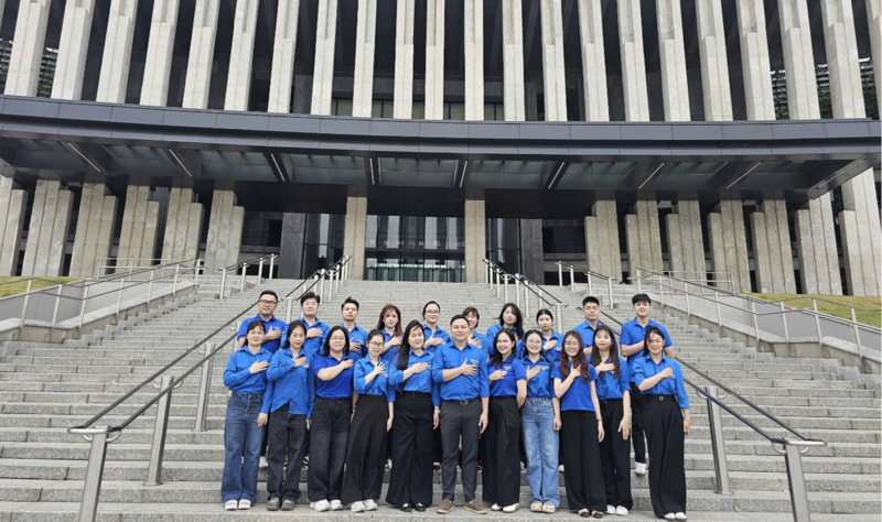 Đoàn Thanh niên Viện Nghiên cứu Chiến lược, Chính sách Công Thương sinh hoạt chuyên đề tại Bảo tàng Lịch sử Quân sự Việt Nam. Ảnh: VNCCL