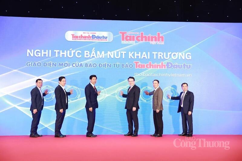 Đại biểu thực hiện nghi thức bấm nút khai trương giao diện mới của Báo điện tử Tài chính - Đầu tư. Ảnh: MĐ