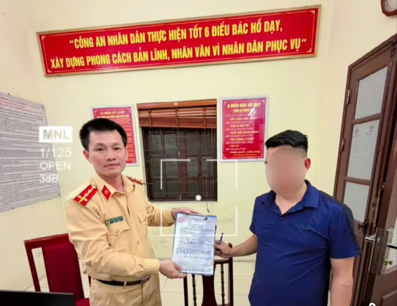 Lực lượng Cảnh sát giao thông lập biên bản xử phạt người điều khiển ô tô mang biển kiểm soát 89A-114.10 đã có hành vi điều khiển xe gắn biển số không đúng với giấy chứng nhận đăng ký xe. Ảnh: Cục Cảnh sát giao thông