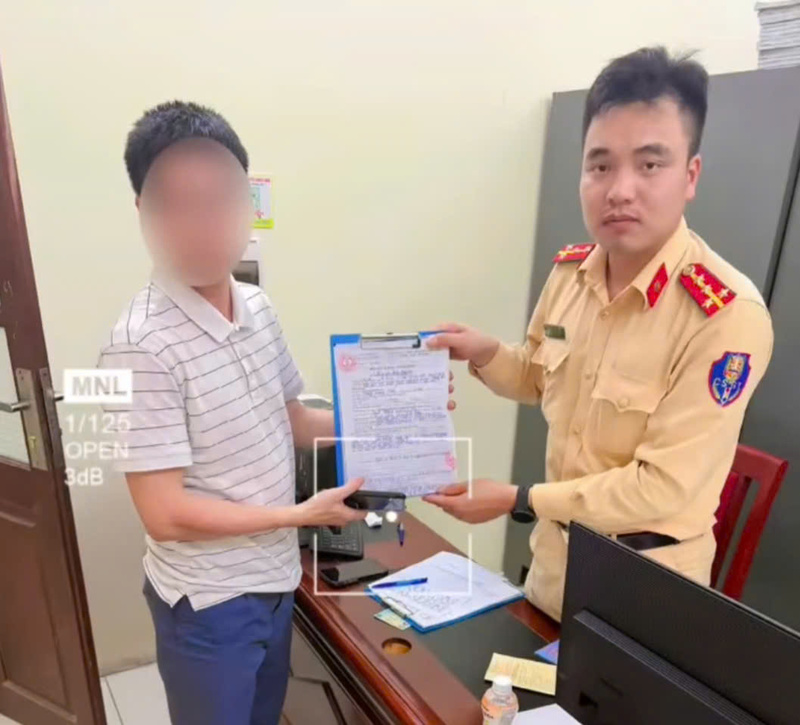 Lực lượng chức năng lập biên bản xử phạt anh Đ.Đ.P không làm thủ tục cấp giấy chứng nhận đăng ký xe, biển số xe khi thay đổi chủ. Ảnh: Cục Cảnh sát giao thông