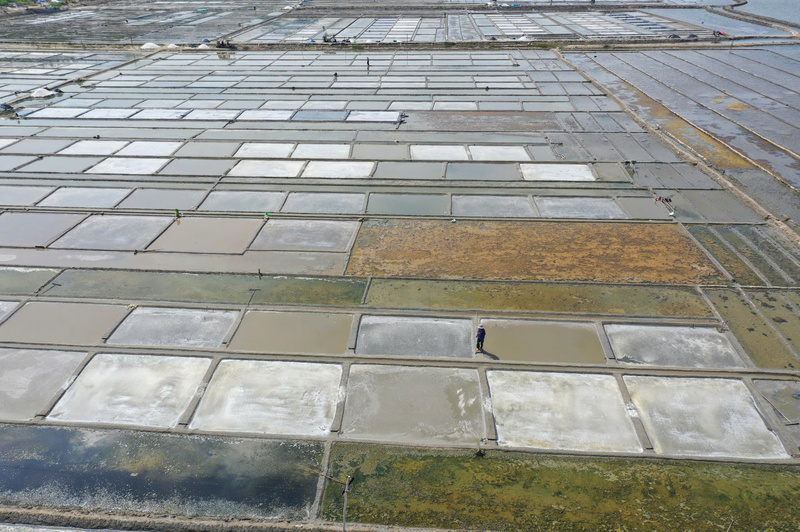 Hiện nay, đồng muối Sa Huỳnh có tổng diện tích khoảng 106 ha với hơn 560 hộ diêm dân. Ảnh: Nguyễn Dương
