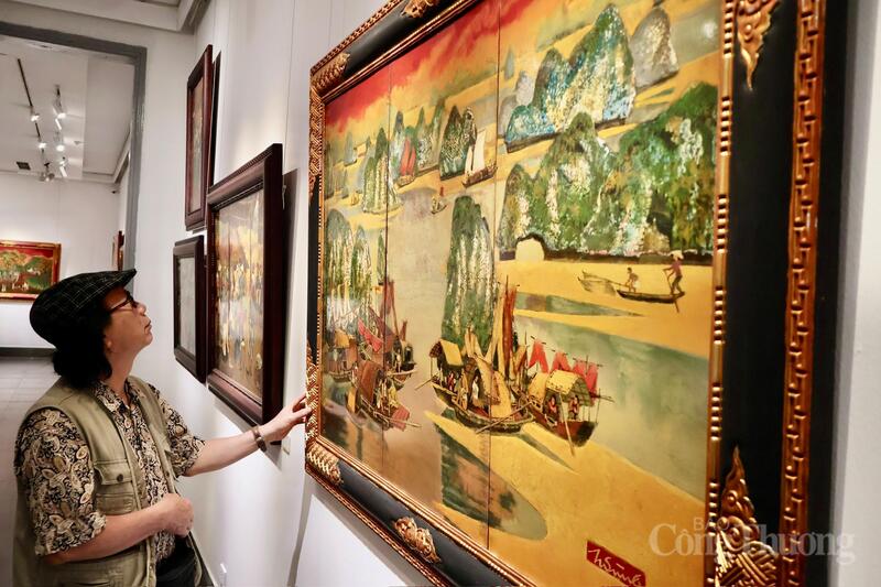 Nhà điêu khắc Hoàng Vũ Hoài chăm chú thưởng lãm các tác phẩm tại triển lãm.