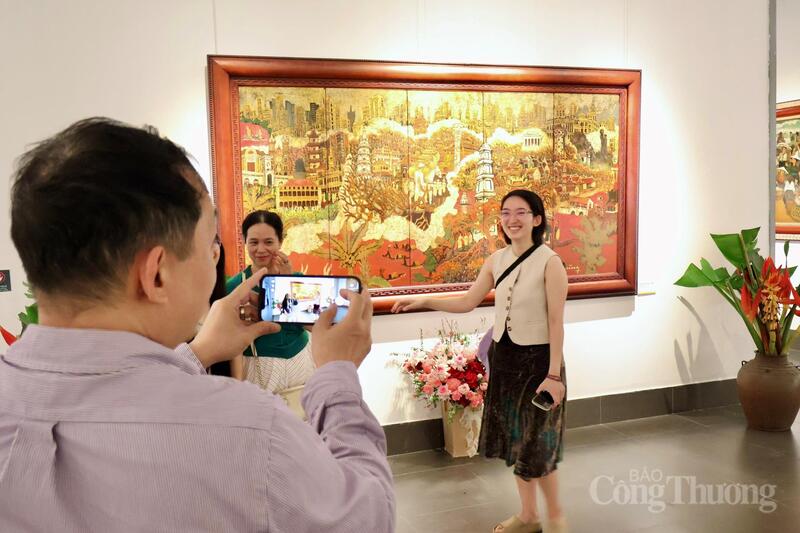 Lưu giữ những khoảnh khắc đẹp tại triển lãm. Ảnh: Phương Hà