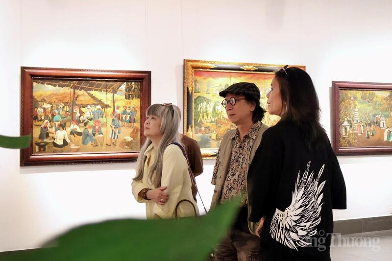 Không gian triển lãm “Hồn quê” thu hút đông đảo công chúng đến thưởng lãm.