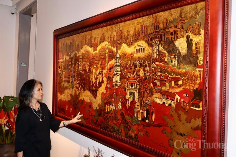 Hoạ sĩ Hoàng Phương Liên (con gái họa sĩ Hoàng Sùng) xúc động ngắm nhìn tác phẩm cuối cùng của cha.