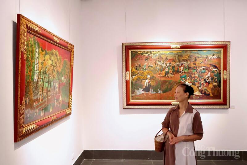 Chị Đỗ Dung chia sẻ, những phiên chợ quê đã in sâu trong ký ức tuổi thơ. Vì vậy, được xem tranh của họa sĩ Hoàng Sùng là mong ước chị ấp ủ từ lâu.