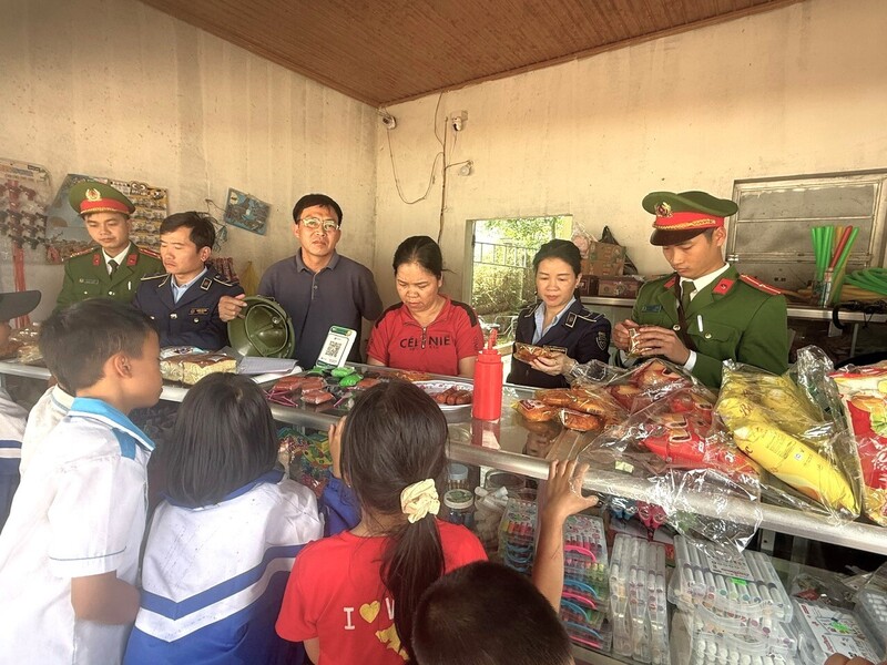 Kiểm tra an toàn thực phẩm tại các cơ sở kinh doanh gần trường học.