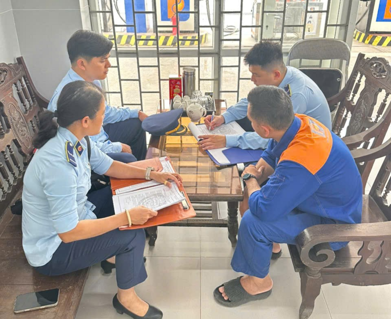 Tăng cường kiểm tra và tổ chức ký cam kết đối với các cơ sở kinh doanh xăng dầu.