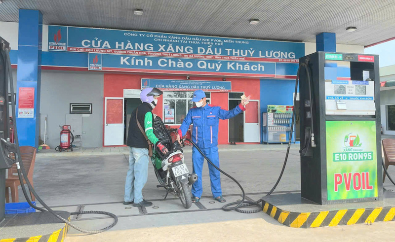 Hiện nay, PVOIL Huế đã triển khai bán xăng sinh học E 10 cho khách hàng. Ảnh: Nguyễn Tuấn