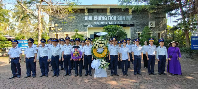 Trong khuôn khổ các hoạt động Tháng Thanh niên 2026, cán bộ, đoàn viên, thanh niên Bộ Tư lệnh Vùng Cảnh sát biển 2 tổ chức hành trình “Hành quân về nguồn”, dâng hương, tìm hiểu lịch sử tại Khu chứng tích Sơn Mỹ và Khu lưu niệm Thủ tướng Phạm Văn Đồng (tỉnh Quảng Ngãi). Ảnh: Bình An