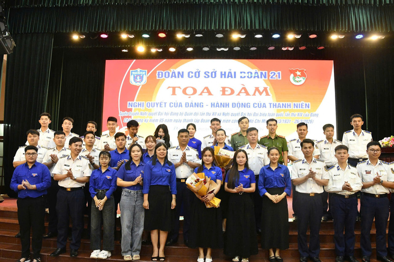 Tuổi trẻ Bộ Tư lệnh Vùng Cảnh sát biển 2 tổ chức các buổi tọa đàm, diễn đàn với chủ đề “Đảng với thanh niên – Thanh niên với Đảng”, góp phần giáo dục chính trị, tư tưởng và nâng cao nhận thức, trách nhiệm của cán bộ, đoàn viên, thanh niên. Ảnh: Bình An