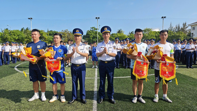 Các hoạt động thể thao như giải bóng đá mini được tuổi trẻ Bộ Tư lệnh Vùng Cảnh sát biển 2 tổ chức sôi nổi trong Tháng Thanh niên, góp phần nâng cao đời sống văn hóa tinh thần và thể lực cho bộ đội. Ảnh: Bình An