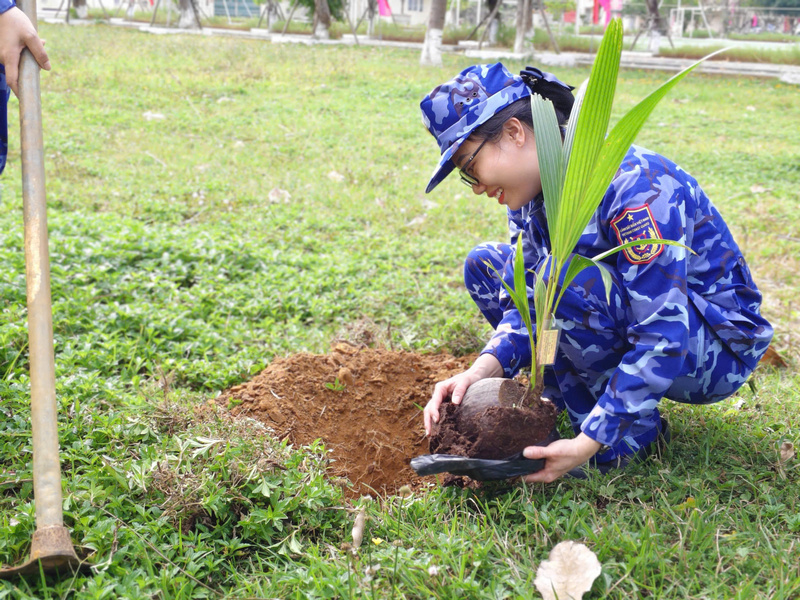 Hưởng ứng phong trào trồng cây “Đời đời nhớ ơn Bác Hồ”, đoàn viên, thanh niên Bộ Tư lệnh Vùng Cảnh sát biển 2 tích cực trồng hơn 200 cây xanh, góp phần xây dựng môi trường đơn vị xanh – sạch – đẹp. Ảnh: Bình An