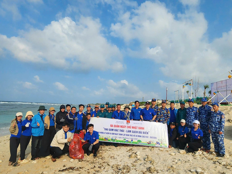Đoàn viên, thanh niên Bộ Tư lệnh Vùng Cảnh sát biển 2 ra quân thu gom rác thải nhựa, vệ sinh bãi biển trong chương trình “Ngày Chủ nhật xanh” tại Đặc khu Lý Sơn, góp phần bảo vệ môi trường biển. Ảnh: Bình An