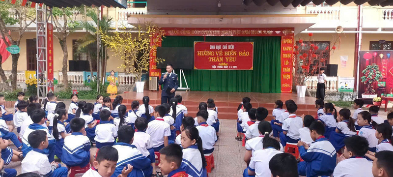 Tuổi trẻ Bộ Tư lệnh Vùng Cảnh sát biển 2 tích cực tham gia các hoạt động tuyên truyền, hướng về biển, đảo, phát huy vai trò xung kích của tuổi trẻ lực lượng vũ trang trong bảo vệ chủ quyền biển, đảo của Tổ quốc. Ảnh: Bình An