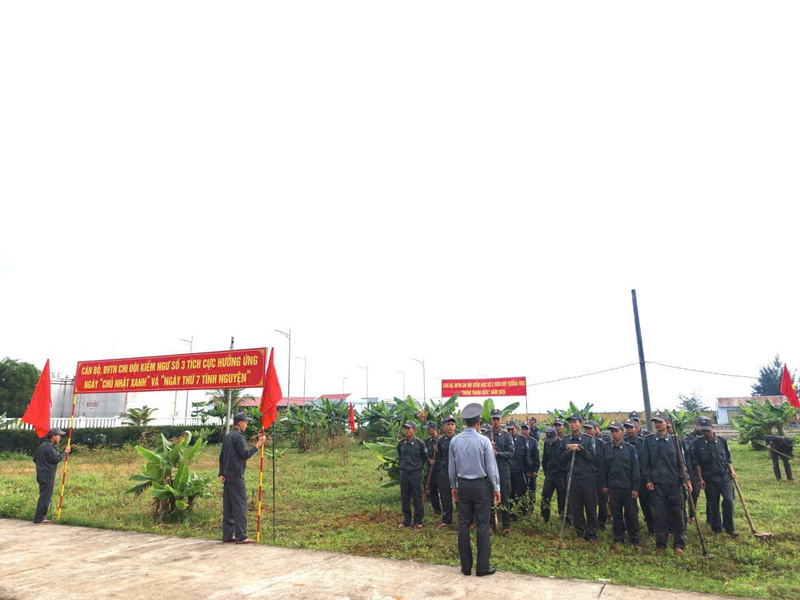 Hoạt động “Ngày thứ bảy tình nguyện” được tuổi trẻ Bộ Tư lệnh Vùng Cảnh sát biển 2 triển khai hiệu quả, thể hiện tinh thần xung kích, trách nhiệm của đoàn viên, thanh niên trong các phong trào thi đua. Ảnh: Bình An