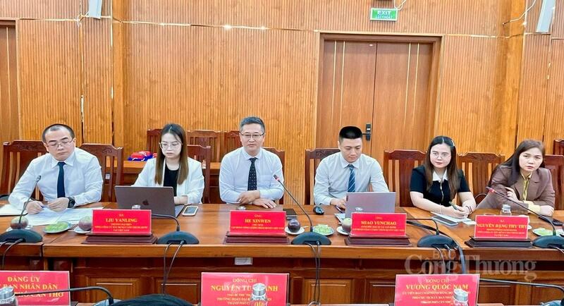 Ông He Xinwen – Chủ tịch Tập đoàn Năng lượng Thẩm Quyến Việt Nam (thứ 2 bên trái) phát biểu tại buổi làm việc.