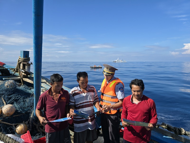 Tuyên truyền các quy định chống khai thác IUU cho ngư dân. Ảnh: Bình An