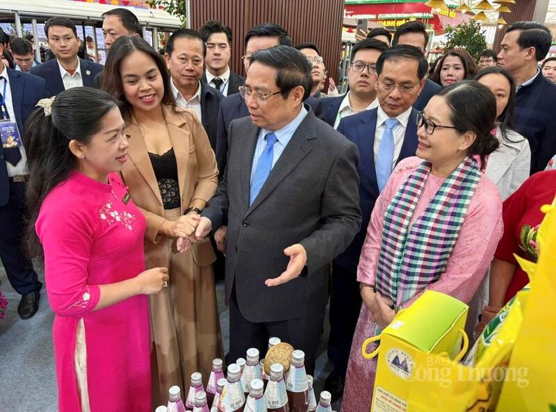 Tại gian hàng Hội chợ Mùa Xuân 2026, gian hàng của Cần Thơ được Thủ tướng Chính phủ thăm.