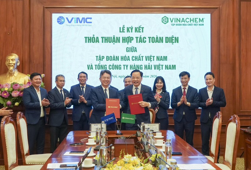 Tổng Giám đốc Vinachem Nguyễn Hữu Tú (bên phải) và Tổng Giám đốc VIMC Lê Anh Sơn (bên trái) ký Thoả thuận hợp tác. Ảnh: Vinachem