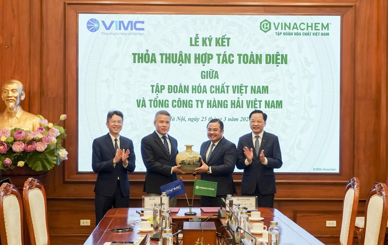 Chủ tịch Vinachem Phùng Quang Hiệp (bên phải) và Chủ tịch VIMC Nguyễn Cảnh Tĩnh (bên trái) trao quà lưu niệm tại lễ ký kết. Ảnh: Vinachem