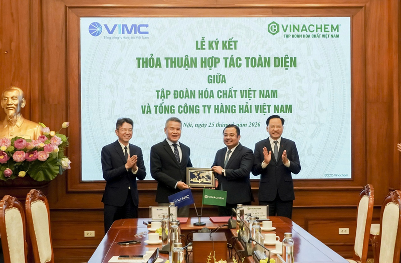 Chủ tịch Vinachem Phùng Quang Hiệp (bên phải) và Chủ tịch VIMC Nguyễn Cảnh Tĩnh (bên trái) trao quà lưu niệm tại lễ ký kết. Ảnh: Vinachem