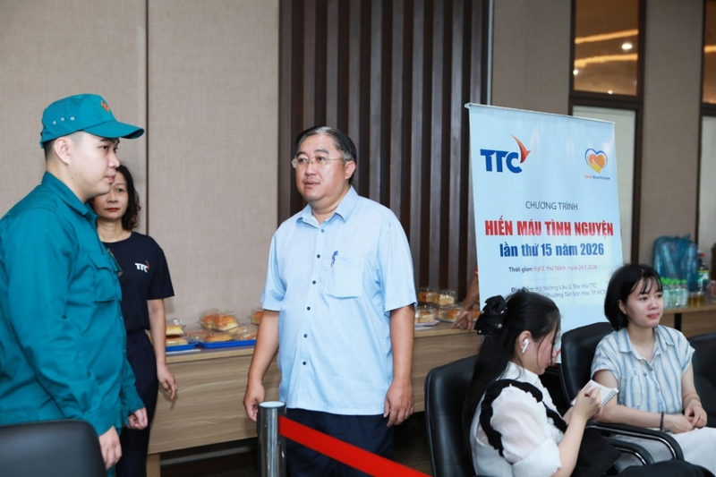 Ông Lê Huỳnh Thanh - Đảng ủy viên, Phó Chủ tịch UBND phường Tân Sơn Hòa thăm hỏi, động viên đội ngũ thực hiện và những người tham gia hiến máu.