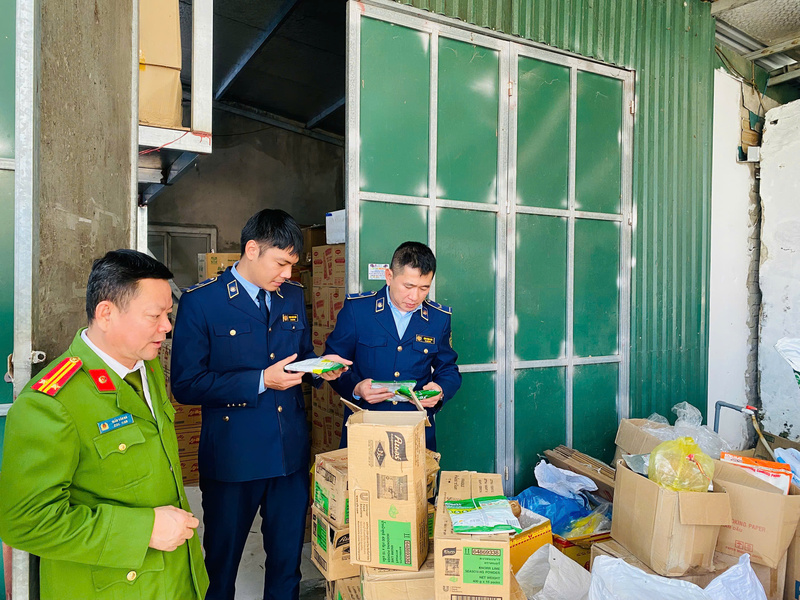 Lực lượng QLTT phối hợp với lực lượng công an tăng cường kiểm tra các loại hàng hoá không rõ nguồn gốc xuất xứ.