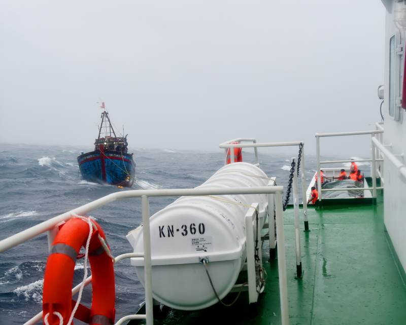 Tàu KN360 của Chi đội Kiểm ngư số 3 cứu nạn tàu cá trên biển. Ảnh: Bình An
