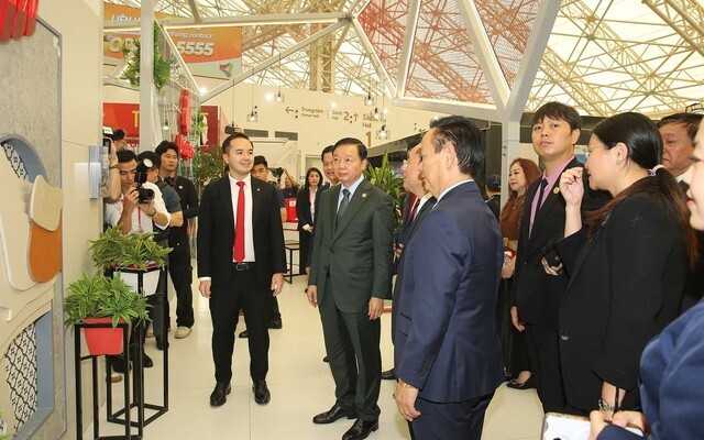 Phó Thủ tướng Trần Hồng Hà tham quan các gian hàng - Ảnh: VGP/Minh Khôi