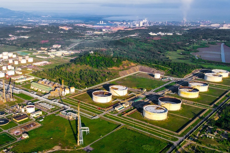 Khu vực bể chứa dầu thô tại Nhà máy lọc dầu Dung Quất.
