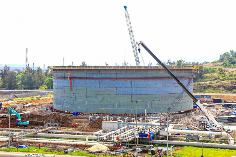 Bồn chứa dầu thô mới đang được BSR và đơn vị nhà thầu tập trung hoàn thành để sớm đưa vào hoạt động, phục vụ cho hoạt động sản xuất kinh doanh và bảo đảm an ninh năng lượng quốc gia.