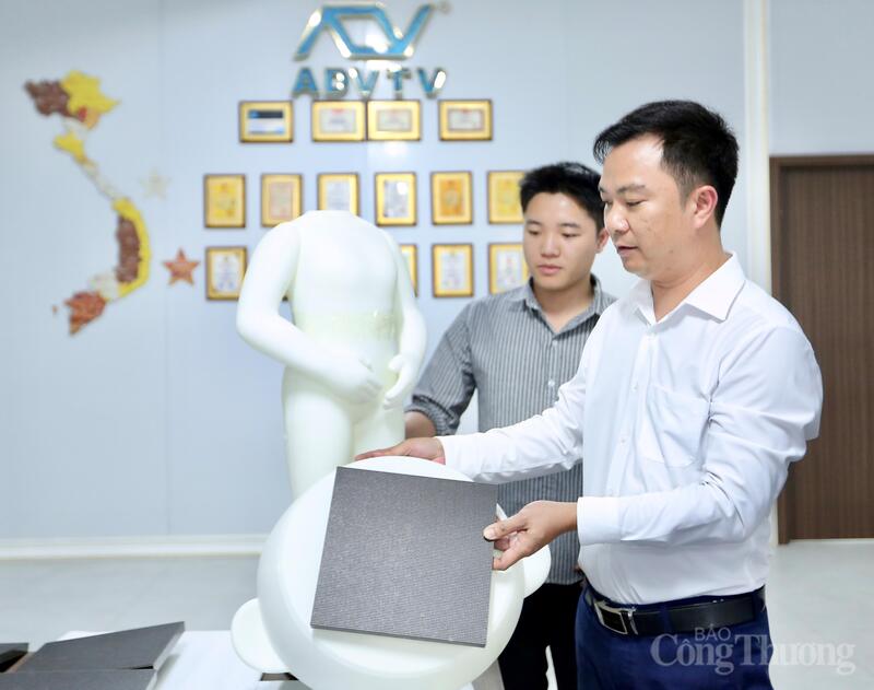 Phần cứng của robot bán hình người ứng dụng AI đã hoàn thiện 70%. Sau khi hoàn thiện phần cứng, robot sẽ được lập trình phần mềm riêng và nhập dữ liệu thông minh. Ảnh: Ngô Nhung