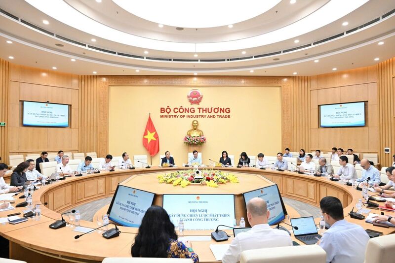 Hội nghị xây dựng Chiến lược phát triển ngành Công Thương để thảo luận và góp ý đối với Dự thảo chiến lược nhằm đáp ứng yêu cầu tăng trưởng hai con số trong giai đoạn tới. Ảnh: Cấn Dũng